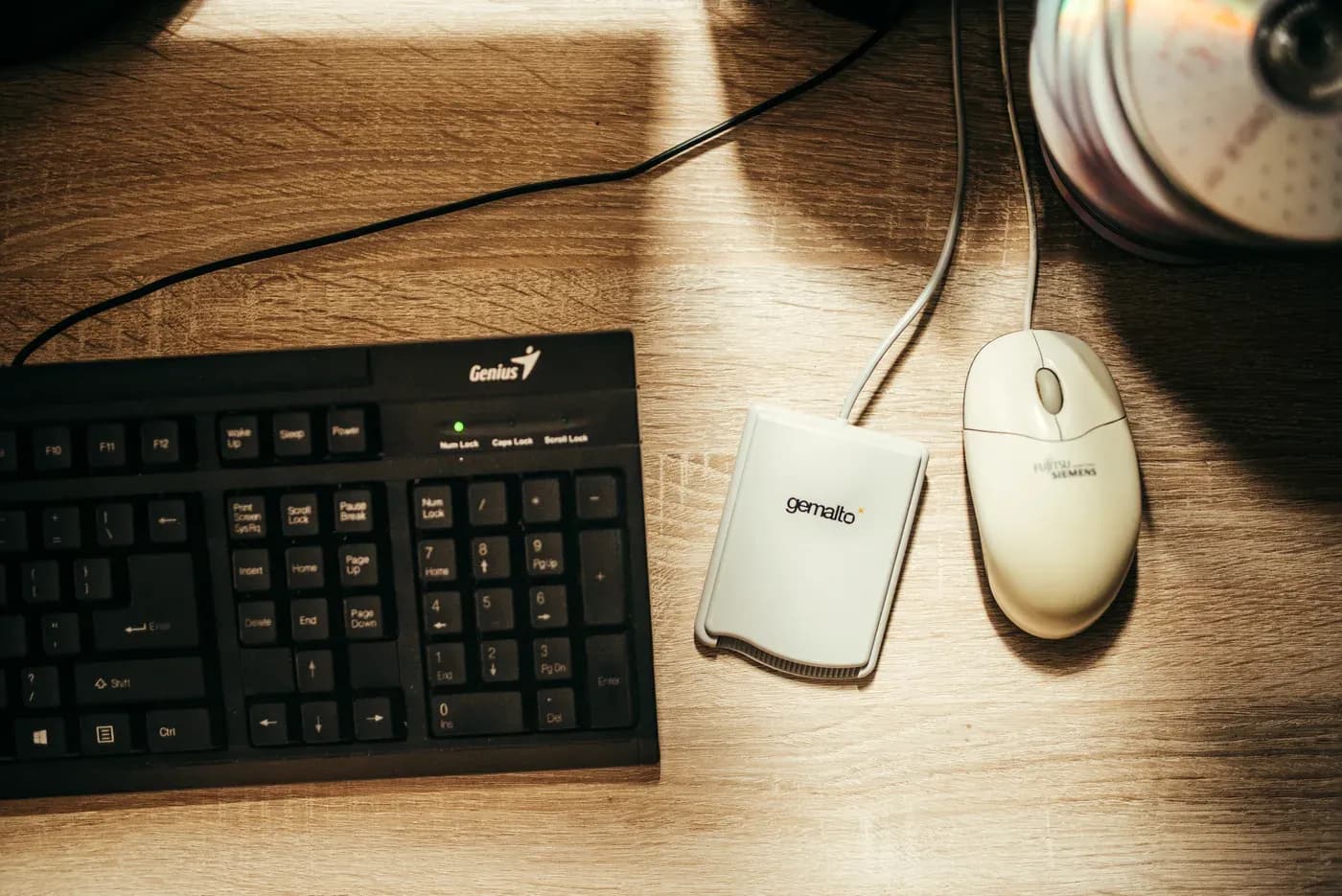 Accesorios y componentes tecnológicos para computadores